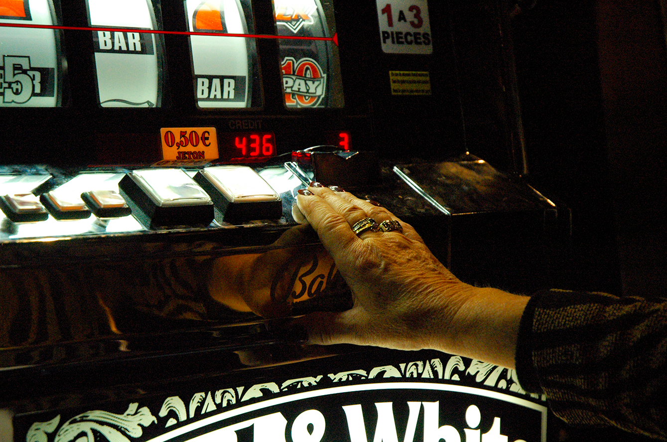 Chambre de Commerce et d'Industrie du Havre transformée en Casino, 2006. Étude photographique sur la valorisation du patrimoine moderne de la ville du Havre. Arnaud Jammet, « Present(s) », parcours d'expositions 2006.