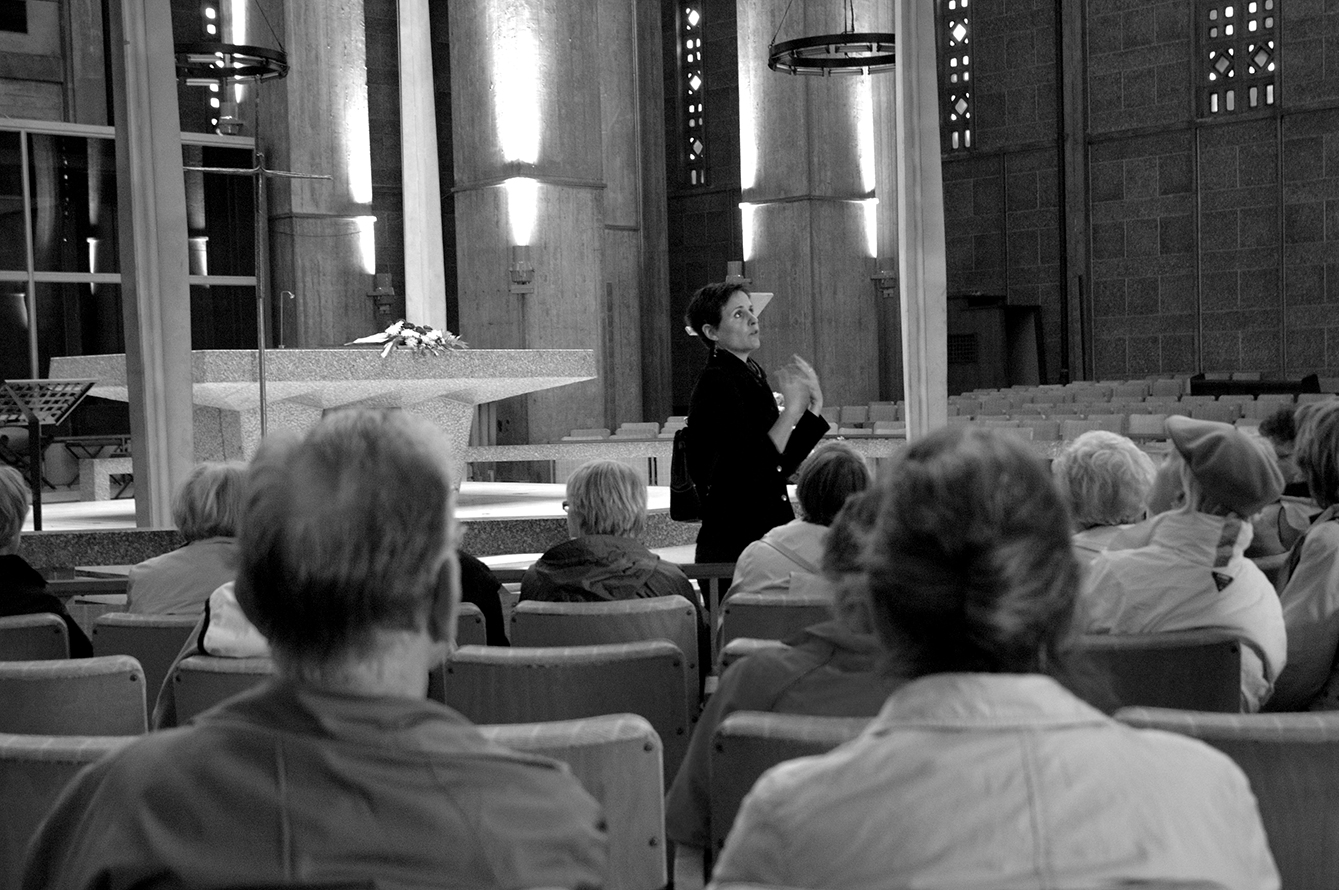 Médiatrice du patrimoine moderne à l'Église Saint Joseph d'Auguste Perret, Le Havre, 2006. Étude photographique sur la valorisation du patrimoine moderne de la ville du Havre. Arnaud Jammet, « Present(s) », parcours d'expositions 2006.