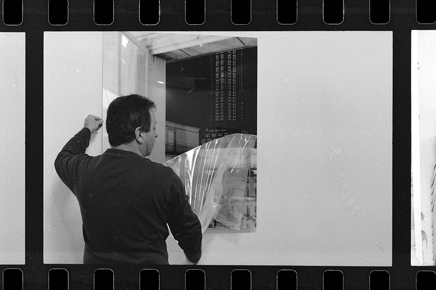 Défilmage d'une photographie sous plexiglass de l'Église Saint Joseph d'Auguste Perret au MUMA (Musée Malraux). Étude photographique sur la valorisation du patrimoine moderne de la ville du Havre. Arnaud Jammet, « Presents(s) », parcours d'expositions 2006.