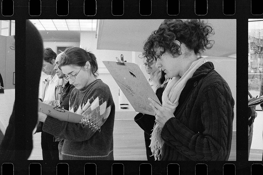 Médiatrices prenant des notes pour la présentation d'une exposition sur l'architecture moderne au Musée Malraux, au moment où celui-ci était renommé "MUMA", Le Havre, 2006. Étude photographique sur la valorisation du patrimoine moderne de la ville du Havre. Arnaud Jammet, « Present(s) », parcours d'expositions 2006.